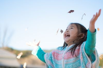 子供が空をあおぐ